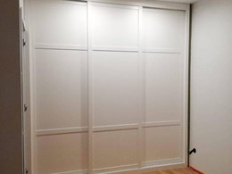 armario empotrado con puertas correderas lacadas en blanco