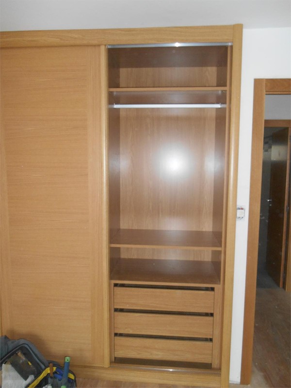 Armario de madera de roble con 4 puertas de corredera para dormitorios de  diseño