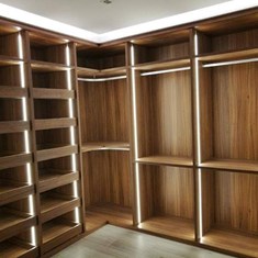 armario vestidor sin puertas color madera y luces led incorporadas