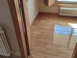 Lijado y barnizado de parquet en madera